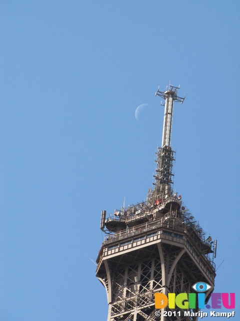 SX18327 Moon near antenna on Eiffel tower